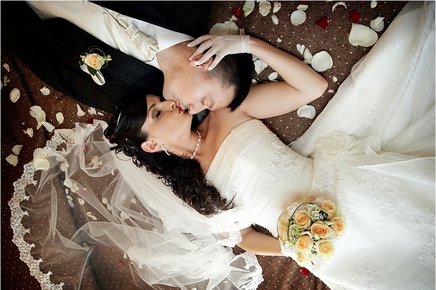 Невесты и женихи на свадебном ложе