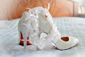 На свадьбе как своровать туфли невесты