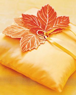 Кленовый лист из ткани